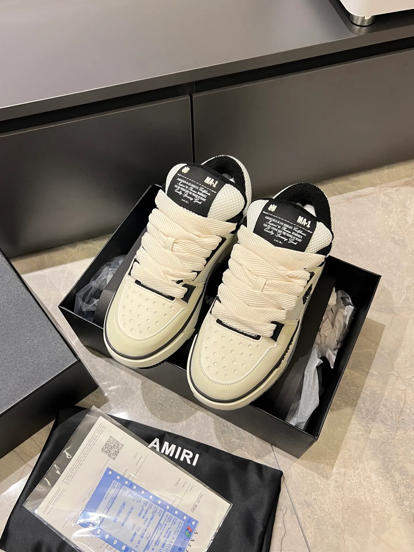 Men's shoes 💰p680 [AMIRI] 2025 spring and summer series new sneakers, new 🆕 bread shoes, bread shoes have a very special big tongue design, thickened outsole, rounded toe, oversized rubber sole and perforated star details, whoever wears them will look better! The appearance is responsible, the feet are retro and handsome! Size: 38-45